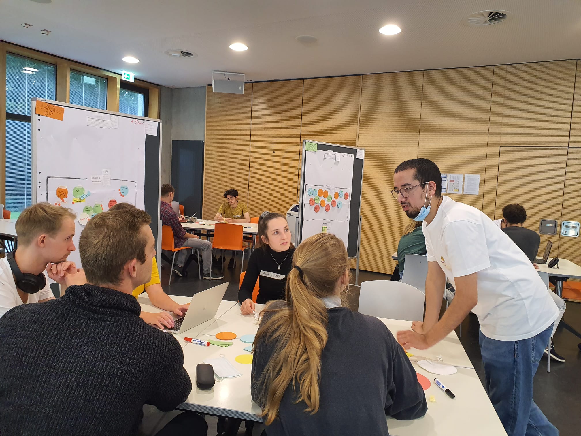 Karim Al Montassir leitet einen Workshop im Gründungszentrum der Fachhochschule Aachen zum Thema Design Thinking (UX).